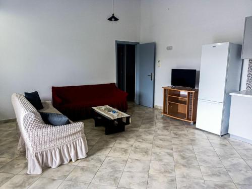 - un salon avec un canapé et une télévision dans l'établissement Kimi apartments 1, à Toluca