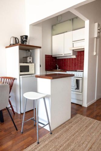 Nhà bếp/bếp nhỏ tại 2ndhomes Cozy Helsinki Center Studio with Park View