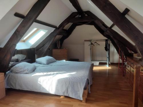 sypialnia z łóżkiem na poddaszu w obiekcie Rouen w Rouen