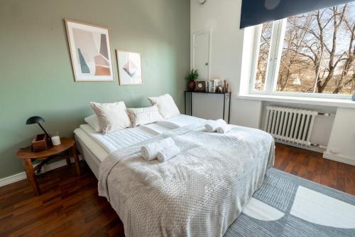 ein Schlafzimmer mit einem Bett mit Handtüchern darauf in der Unterkunft 2ndhomes Cozy Helsinki Center Studio with Park View in Helsinki