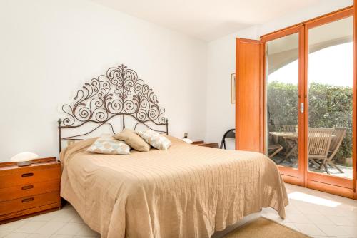 - une chambre avec un grand lit et un balcon dans l'établissement La terrazza tra cielo e mare, à Portovenere