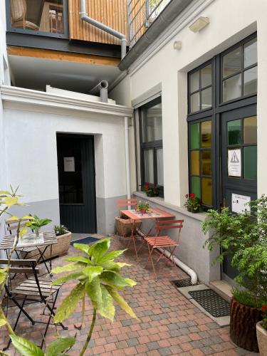 a patio with a table and chairs on a building at Hôtel De L'Ill in Strasbourg