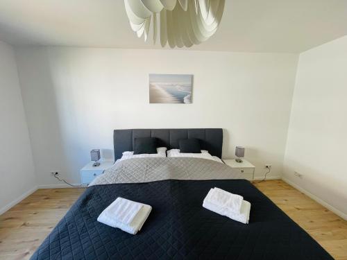 1 dormitorio con 1 cama grande y 2 almohadas en modern * zentral * Netflix * Arbeitsplatz, en Wuppertal