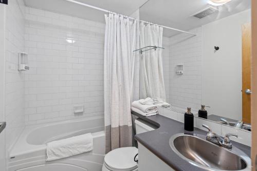 La salle de bains est pourvue d'un lavabo, de toilettes et d'une baignoire. dans l'établissement Mermaid Life by Iris Properties!, à Victoria