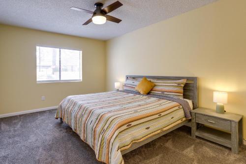een slaapkamer met een bed en een plafondventilator bij Phoenix Home Pool, Hot Tub and Near Spring Training in Phoenix