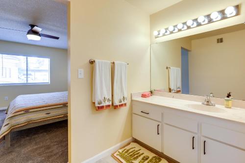 een badkamer met een wastafel en een spiegel bij Phoenix Home Pool, Hot Tub and Near Spring Training in Phoenix