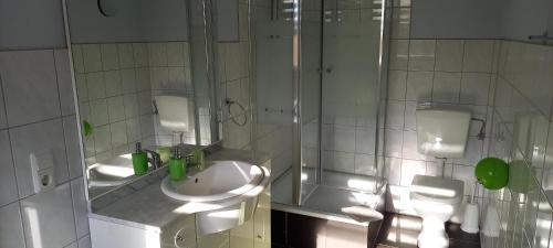 łazienka z 2 umywalkami i 2 toaletami w obiekcie Ferienwohnung Vorländer w mieście Munster