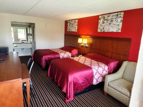 チェサピークにあるAmerican Inn Chesapeake - Portsmouthのホテルルーム ベッド2台&椅子付
