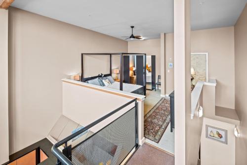 un corridoio aperto con scala in una casa di The Vogue Loft by Iris Properties! a Victoria