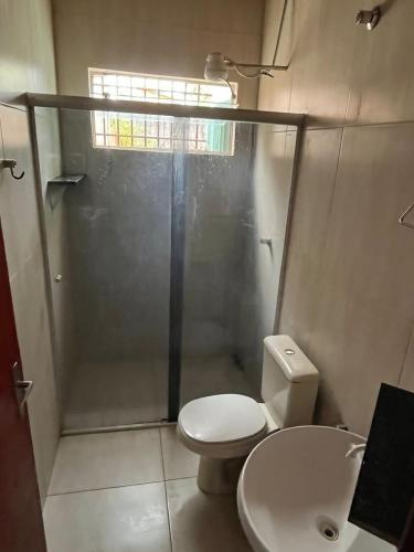 CASA de bonito في بونيتو: حمام مع دش ومرحاض ومغسلة