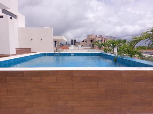 a swimming pool on the roof of a building at Monoambiente totalmente equipado in Santa Cruz de la Sierra