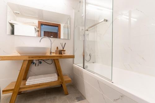 ein Bad mit einem Waschbecken und einer Dusche in der Unterkunft jerusalem luxury apartment in Jerusalem