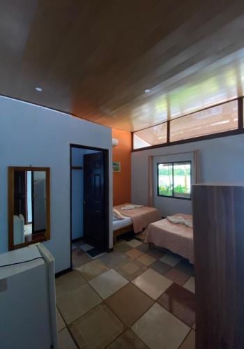 Una cama o camas en una habitación de Hotel Sunset Rooms