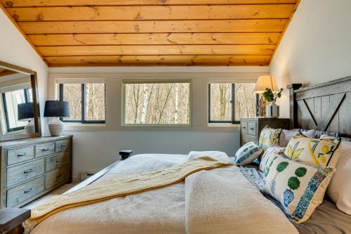 Un dormitorio con una cama con techo de madera. en Lincoln Condo Rental with Shuttle Near Loon Mountain, en Lincoln