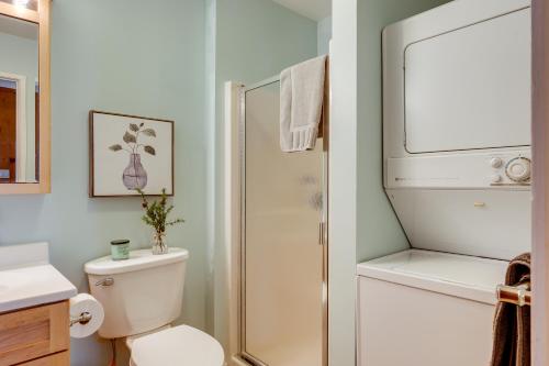 Un baño blanco con inodoro y ducha. en Lincoln Condo Rental with Shuttle Near Loon Mountain, en Lincoln