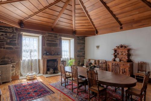 a dining room with a wooden table and chairs at Casa do Hospital-Guest House in Abaças