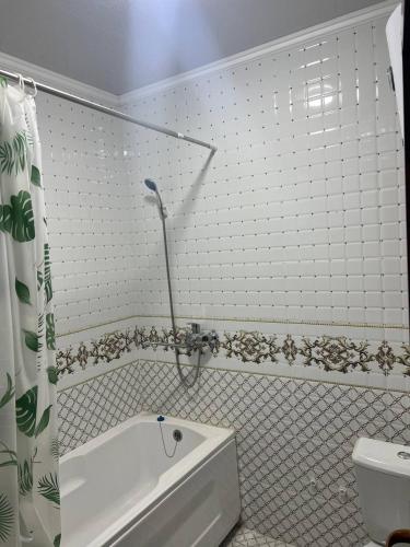 een badkamer met een bad en een toilet bij Ancient Khiva Apartment in Khiva