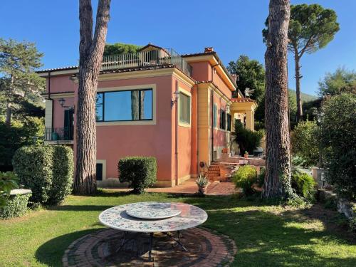 een huis met een tafel ervoor bij Appartamento castelli Romani - con vista su ROMA in Monte Porzio Catone