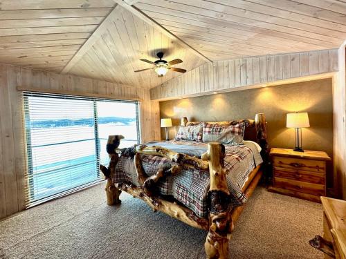 מיטה או מיטות בחדר ב-The Perch At Panguitch Lake