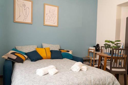 um quarto com uma cama com toalhas em Le Seashore - Séjour proche plage, commerces & casino em Dunkerque