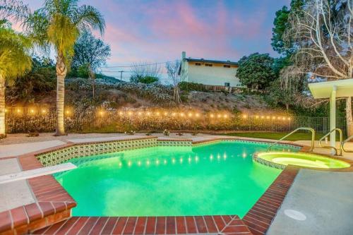 a swimming pool in the backyard of a house at Conejo Oasis in Thousand Oaks