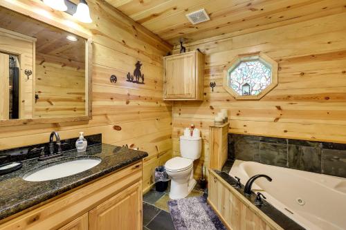 Ένα μπάνιο στο Pet-Friendly Broken Bow Cabin with Fire Pit!