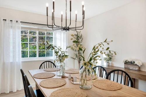 a dining room with a table with chairs and a chandelier at Conejo Oasis in Thousand Oaks