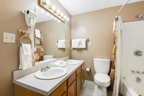 een badkamer met 2 wastafels en een toilet bij Loose Moose Lodge, Smoky Mountains in Sevierville