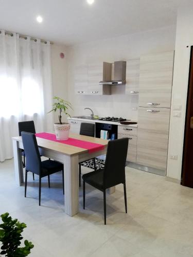烏賈諾拉基耶薩的住宿－Casa Cinzia diamond 104，一间带桌椅的厨房和一间带炉灶的厨房