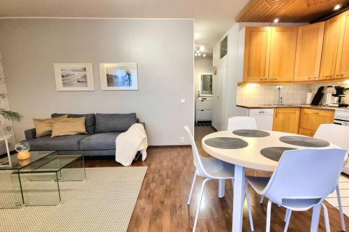 eine Küche und ein Wohnzimmer mit einem Tisch und Stühlen in der Unterkunft Kodikas ja viihtyisä kaksio keskustassa in Uusikaupunki