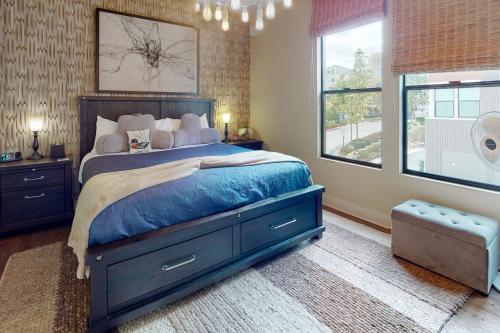 En eller flere senge i et værelse på Sunny City Living Dog-friendly condo with office - pool, hot tub, and fitness center