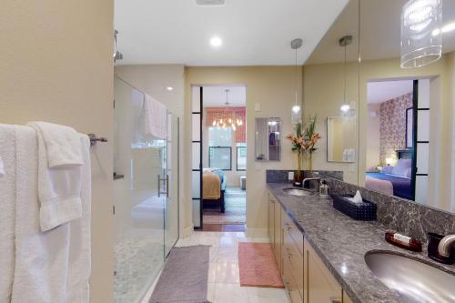 Et badeværelse på Sunny City Living Dog-friendly condo with office - pool, hot tub, and fitness center