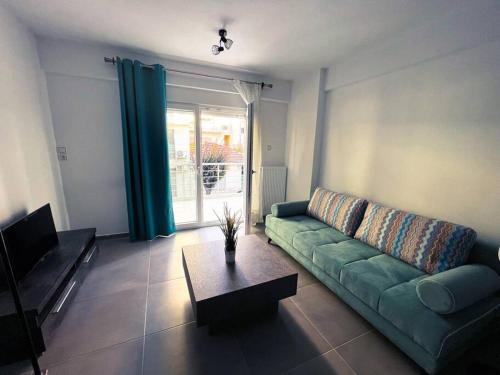 sala de estar con sofá verde y mesa de centro en Luxury Apartment in the City Center & Free Parking, en Volos