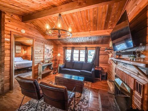 una sala de estar con sofá y chimenea en una cabaña en Village Vibes Deck And Bbq en Duck Creek Village