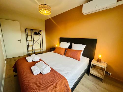 sypialnia z 2 łóżkami i ręcznikami w obiekcie Villa 6pers parking terrasse plancha garage w mieście La Teste-de-Buch