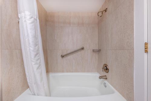 uma casa de banho com uma banheira branca e um chuveiro em Raintree's Park Plaza Park City em Park City