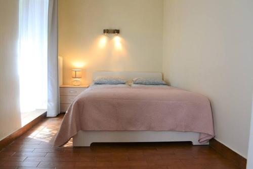 a bedroom with a bed with a pink blanket at Kaletnicza Old Town Apartment in Gdańsk
