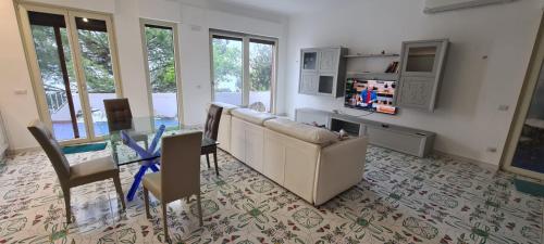 阿馬爾菲的住宿－Amalfi Blu Paradise，客厅配有沙发和桌子