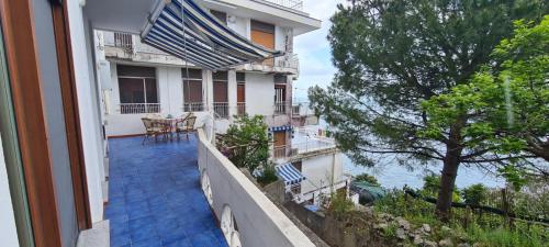 un balcón de un edificio con vistas al agua en Amalfi Blu Paradise en Amalfi