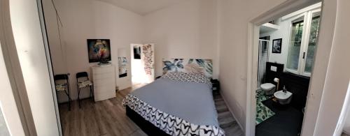 sypialnia z łóżkiem w białym pokoju w obiekcie Il Giardino Home w mieście Lippo di Calderara di Reno
