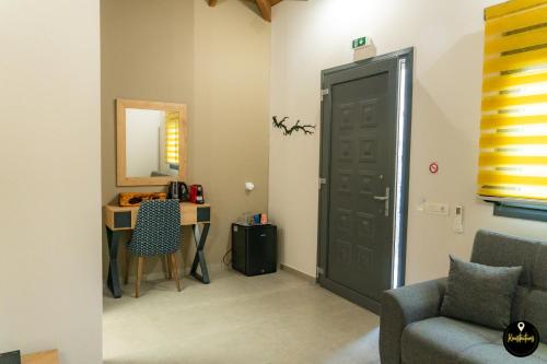 Habitación con puerta, escritorio y silla en Pinolia Rooms, en Chios