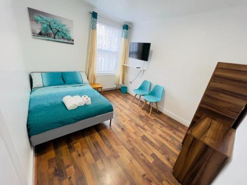 1 dormitorio con 1 cama con 2 toallas en WoodGreen house en Londres