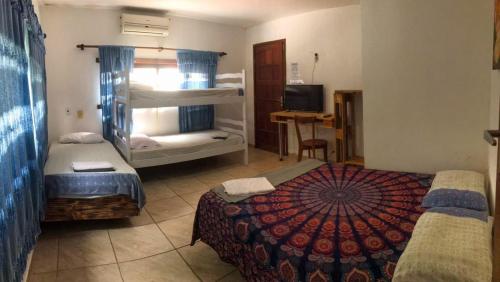 Eusébio的住宿－Pousada Casa de Vó，一间卧室配有一张床和一张双层床。