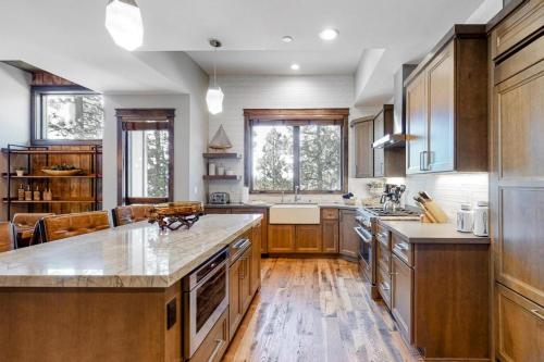 cocina grande con suelo de madera y armarios de madera en Gondola Vista Luxury Villas by Ski Heavenly & Beaches en South Lake Tahoe