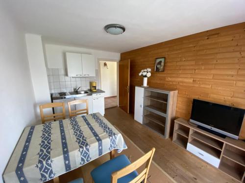 a small room with a bed and a kitchen at Appartmens am Attersee Dachsteinblick in Nussdorf am Attersee