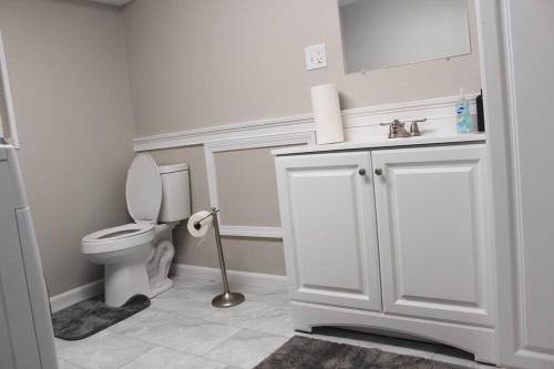 uma casa de banho branca com um WC e um lavatório em NEW Bright & Modern 3BR// Conveniently Located//Toledo Stones Throw em Toledo