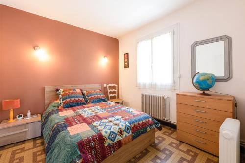 een slaapkamer met een bed, een dressoir en een raam bij Appart T3 50m PLAGE JARDIN PARKING in Palavas-les-Flots