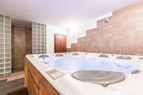 duża łazienka z dużą wanną w obiekcie Apartament Tatry Jaszczurówka w Zakopanem