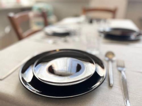 a black and silver plate on top of a table at [Loano 2] parcheggio privato - wifi- giardino in Loano