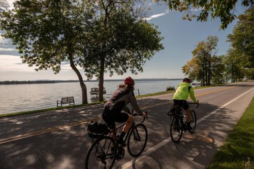 La Cache du Lac Champlainの敷地内または近くで楽しめるサイクリング